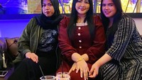 Momen nongkrong Mella Rossa bareng teman ini semakin seru dengan camilan yang dipesan. Ada dimsum hingga kentang goreng. Foto: Instagram @ellarose_me