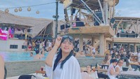 Mella Rossa juga pernah membagikan momennya saat liburan di Bali. Kala itu, ia pun nongkrong di beach club yang populer di sana. Foto: Instagram @ellarose_me