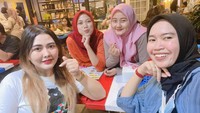 Mella Rossa sendiri mengaku bahwa dirinya juga kerap membantu keperluan keluarga. Kedekatannya dengan keluarga juga terlihat di beberapa unggahan di Instagram. Foto: Instagram @ellarose_me