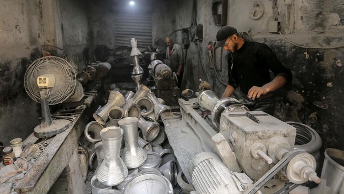 Mengintip Pandai Besi Mengejar Rezeki ALEXANDRIA, EGYPT - DECEMBER 21: A worker is seen inside an iron and aluminum foundry on December 21, 2022 in Alexandria, Egypt. Despite the liquidation of the Egyptian Iron and Steel Company last year smaller foundries, like these in Alexandria, continue to flourish. Foundry workshops deal in melting and reshaping metals such as cast iron, aluminum, nickel and iron, and are used in the manufacture of antiques, chandeliers, cast iron, sewage pipes and cutting machines. (Photo by Fadel Dawod/Getty Images)