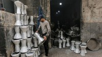 Mereka membuat barang antik, lampu gantung, besi tuang, pipa limbah, dan mesin pemotong.