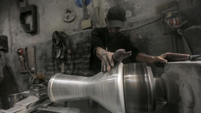 Mengintip Pandai Besi Mengejar Rezeki ALEXANDRIA, EGYPT - DECEMBER 21: A worker is seen inside an iron and aluminum foundry on December 21, 2022 in Alexandria, Egypt. Despite the liquidation of the Egyptian Iron and Steel Company last year smaller foundries, like these in Alexandria, continue to flourish. Foundry workshops deal in melting and reshaping metals such as cast iron, aluminum, nickel and iron, and are used in the manufacture of antiques, chandeliers, cast iron, sewage pipes and cutting machines. (Photo by Fadel Dawod/Getty Images)