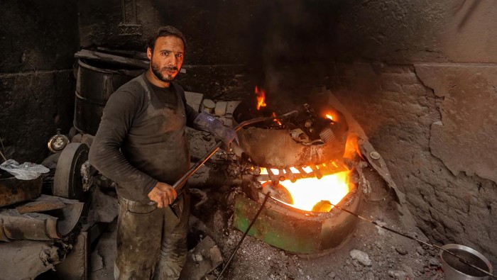 Mengintip Pandai Besi Mengejar Rezeki ALEXANDRIA, EGYPT - DECEMBER 21: A worker is seen inside an iron and aluminum foundry on December 21, 2022 in Alexandria, Egypt. Despite the liquidation of the Egyptian Iron and Steel Company last year smaller foundries, like these in Alexandria, continue to flourish. Foundry workshops deal in melting and reshaping metals such as cast iron, aluminum, nickel and iron, and are used in the manufacture of antiques, chandeliers, cast iron, sewage pipes and cutting machines. (Photo by Fadel Dawod/Getty Images)