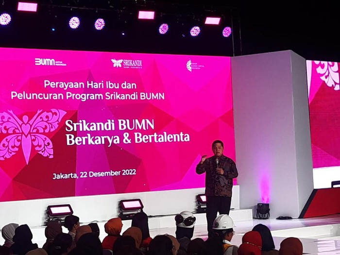 Menteri BUMN Erick Thohir menyaksikan penandatanganan dokumen operasional komersial Bandara Kualanamu oleh AP II dan APA di Sarinah