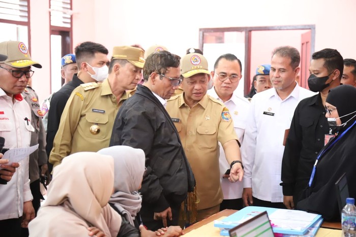 Menteri Dalam Negeri (Mendagri) Muhammad Tito Karnavian selaku Kepala BNPP mengunjungi Tugu Nol Kilometer Indonesia di Kota Sabang, Provinsi Aceh, pada Rabu, (21/12).