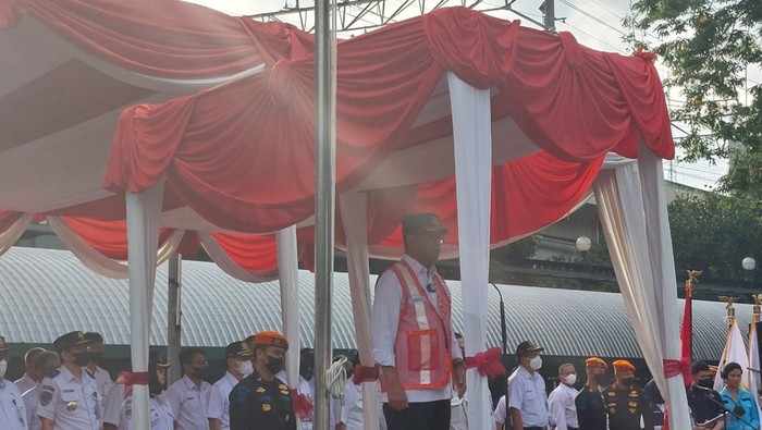 Menteri Perhubungan Budi Karya Sumadi buka apel petugas KAI untuk Nataru