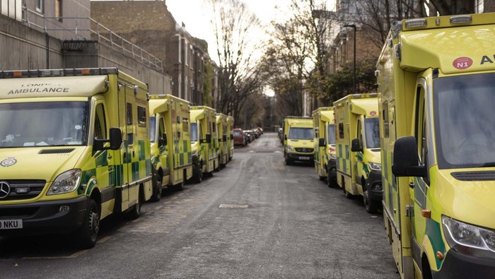Minta Naik Gaji, Paramedis dan Pekerja Ambulans di London Mogok Kerja LONDON, ENGLAND - DECEMBER 21: Rows of ambulances outside the London Ambulance Service headquarters in Waterloo during a strike on December 21, 2022 in London, United Kingdom. Ambulance workers across Wales and England are striking today over pay and working conditions. This comes as the service is struggling with staffing shortages, staff retention and the highest sickness absence rates among all NHS organisations. The target time of 60-minute handovers from ambulance to A&E that NHS England stipulated in March 2022 has not been met and patients are increasingly being held in ambulances awaiting treatment. (Photo by Dan Kitwood/Getty Images)