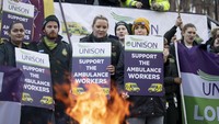 Pekerja ambulans, paramedis, dan penangan panggilan dari layanan ambulans London berdemo di depan kantor mereka di Waterloo, London.