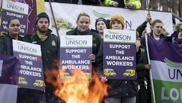 Minta Naik Gaji, Paramedis dan Pekerja Ambulans di London Mogok Kerja LONDON, ENGLAND - DECEMBER 21: Rows of ambulances outside the London Ambulance Service headquarters in Waterloo during a strike on December 21, 2022 in London, United Kingdom. Ambulance workers across Wales and England are striking today over pay and working conditions. This comes as the service is struggling with staffing shortages, staff retention and the highest sickness absence rates among all NHS organisations. The target time of 60-minute handovers from ambulance to A&E that NHS England stipulated in March 2022 has not been met and patients are increasingly being held in ambulances awaiting treatment. (Photo by Dan Kitwood/Getty Images)