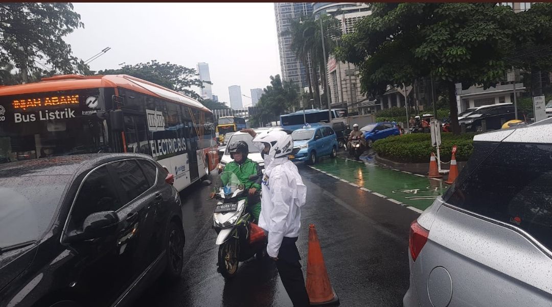Mobil tabrak jalur sepeda permanen di Jalan Sudirman Jakpus (dok. TMC Polda Metro Jaya)