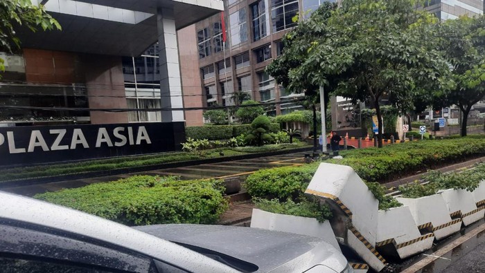 Mobil tabrak jalur sepeda permanen di Jalan Sudirman Jakpus (dok. TMC Polda Metro Jaya)