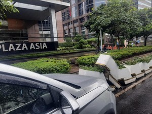 Mobil Tabrak Pembatas Jalur Sepeda di Jl Sudirman Jakarta, Lalin Macet