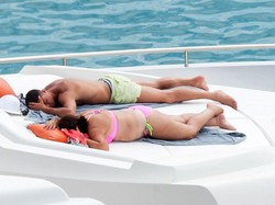 Cristiano Ronaldo dan ibunya Maria Dolores dos Santos Aveiro tampak berjemur bersama di Ibiza, Spanyol. (Europa Press/Getty Images)  