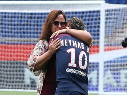 Neymar Jr memeluk ibunya Nadine Santos setelah penandatanganannya sebagai pemain baru Paris Saint-Germain di Parc des Princes, Paris, Prancis. (Jean Catuffe/Getty Images)  