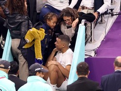 Kylian Mbappe bersama ibunya Fayza Lamari mengikuti pertandingan perempat final Piala Dunia FIFA Qatar 2022 di Al Khor, Qatar. (Jean Catuffe/Getty Images)  