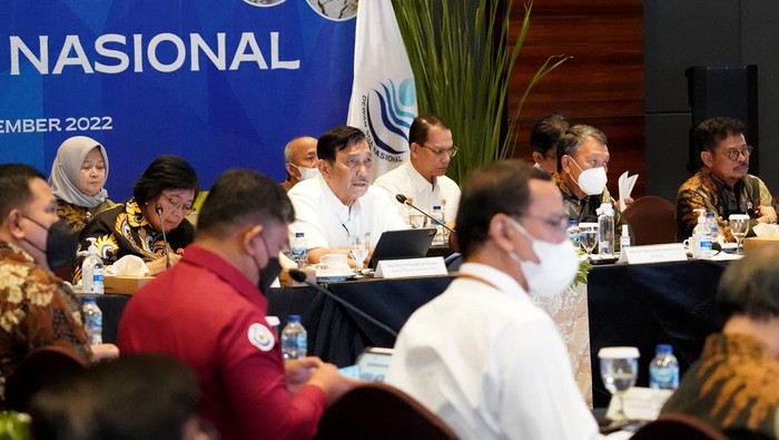 Momen Luhut Pimpin Sidang Pleno Dewan SDA Nasional Menko Marves Luhut Binsar Pandjaitan memimpin sidang pelno Dewan Sumber Daya Air Nasional yang akan menerima Anggota Dewan SDA Nasional dari unsur Nonpemerintah periode 2023-2028.