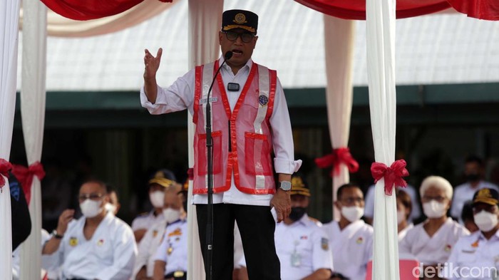 Menteri Perhubungan (Menhub) Budi Karya Sumadi memimpin apel gelar pasukan angkutan Natal dan Tahun Baru (Nataru) di Stasiun Gambir, Jakarta Pusat, Kamis (22/12/2022). Budi meminta petugas untuk melayani penumpang dengan hati.