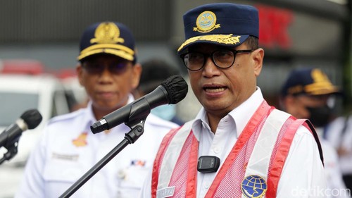 Menteri Perhubungan (Menhub) Budi Karya Sumadi memimpin apel gelar pasukan angkutan Natal dan Tahun Baru (Nataru) di Stasiun Gambir, Jakarta Pusat, Kamis (22/12/2022). Budi meminta petugas untuk melayani penumpang dengan hati.