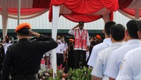 Budi Karya memberikan penghormatan saat memimpin apel gelar pasukan angkutan Natal 2022 dan tahun baru (Nataru) 2023 PT Kereta Api (KAI) (Persero)