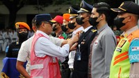 Dalam momentum tersebut, secara simbolis Budi memasangkan pin posko sebagai tanda dimulainya tugas akhir tahun tersebut kepada para perwakilan petugas pelayanan.