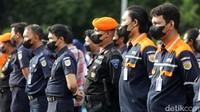 Guna meningkatkan keselamatan perjalanan kereta api di masa Angkutan Nataru ini, KAI menyiapkan 45 petugas pemeriksa jalur ekstra, 324 petugas penjaga pintu perlintasan ekstra, dan 62 petugas daerah rawan. Total 431 petugas disiagakan di sepanjang lintas KA Jawa dan Sumatera untuk memantau apabila terjadi rintang jalan atau peristiwa luar biasa hebat (PLH) yang bisa menghambat perjalanan KA.