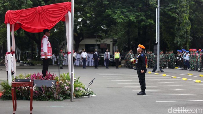 Momen Menhub Budi Karya Pastikan Kesiapan Tim Angkutan Nataru Menteri Perhubungan (Menhub) Budi Karya Sumadi memimpin apel gelar pasukan angkutan Natal dan Tahun Baru (Nataru) di Stasiun Gambir, Jakarta Pusat, Kamis (22/12/2022). Budi meminta petugas untuk melayani penumpang dengan hati.