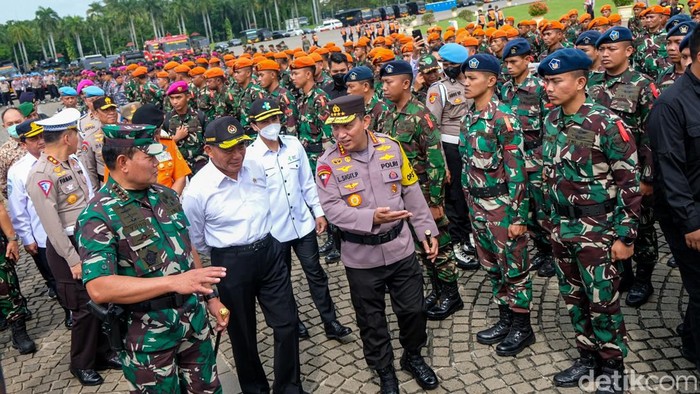 Momen Panglima TNI-Kapolri Cek dan Sapa Pasukan Operasi Lilin Kapolri Jenderal Listyo Sigit Prabowo dan Panglima TNI Laksamana Yudo Margono mengecek pasukan dalam apel Operasi Lilin di Monas, Jakarta. Keduanya juga menyapa pasukan, Kamis (22/12/2022).