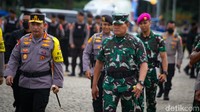 Keduanya bertindak sebagai pimpinan upacara dalam apel pasukan gabungan tersebut.  