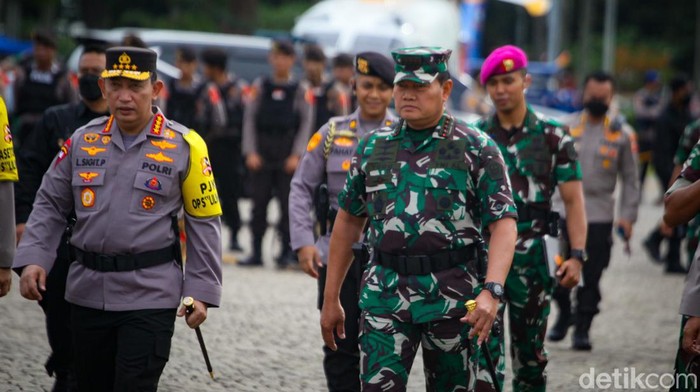 Momen Panglima TNI-Kapolri Cek dan Sapa Pasukan Operasi Lilin Kapolri Jenderal Listyo Sigit Prabowo dan Panglima TNI Laksamana Yudo Margono mengecek pasukan dalam apel Operasi Lilin di Monas, Jakarta. Keduanya juga menyapa pasukan, Kamis (22/12/2022).