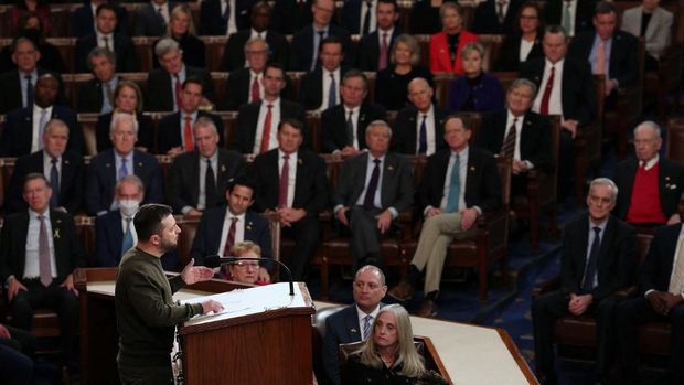 WASHINGTON, DC - DECEMBER 21: President of Ukraine Volodymyr Zelensky addresses a joint meeting of Congress in the House Chamber of the U.S. Capitol on December 21, 2022 in Washington, DC. In his first known trip outside of Ukraine since Russia invaded, Zelensky met with U.S. President Joe Biden and outlined Ukraine's request for continued military aid.   Win McNamee/Getty Images/AFP (Photo by WIN MCNAMEE / GETTY IMAGES NORTH AMERICA / Getty Images via AFP)