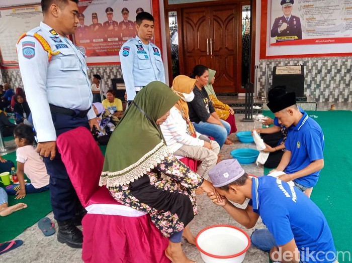 Napi di Lapas Banyuwangi membasuh kaki ibu mereka saat dibesuk
