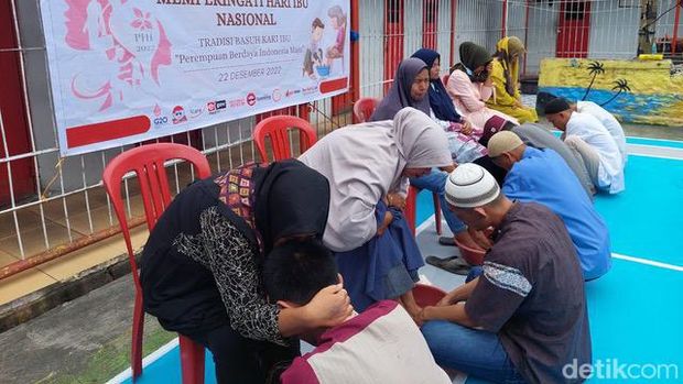 Narapidana Lapas Suliki, Sumbar membasuh kaki ibu mereka pada perayaan Hari Ibu Nasional 2022 di Lapas itu.