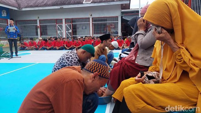 Narapidana Lapas Suliki, Sumbar membasuh kaki ibu mereka pada perayaan Hari Ibu Nasional 2022 di Lapas itu.
