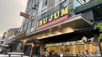 Di Kelapa Gading, Jakarta Utara ada tempat makan nasi uduk enak. Nama restorannya adalah Nasi Uduk Ibu Jum yang mengusung konsep modern nusantara. Foto: detikcom/Riska Fitria