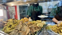 Nasi Uduk Ibu Jum ini menawarkan sekitar 70-100 pilihan lauk. Pilihan lauk tersebut bahkan dapat berganti, mulai dari rendang, ayam goreng, bebek dan lainnya. Foto: detikcom/Riska Fitria