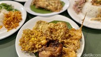 Untuk saat ini, Nasi Uduk Ibu Jum belum bisa dipesan melalui ojek online. Jadi, bagi kamu yang ingin menikmati kelezatannya harus datang langsung.  Foto: detikcom/Riska Fitria