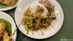Tinggal Tunjuk! Ada 100 Jenis Lauk di Restoran Nasi Uduk Ibu Jum