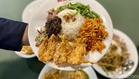 Tak kalah enak ada pilihan gorengan yang cocok dipadukan saat makan nasi uduk. Mulai dari tempe mendoan, bakwan sayur dan bakwan jagung. Foto: detikcom/Riska Fitria
