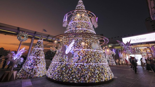 Selanjutnya ada Harbour City, Negeri Dongeng Fantasi yang Berkilauan. Berjalan kaki di depan Ocean Terminal, pengunjung akan dikelilingi oleh banyak sekali pohon Natal yang berkilauan. Ada ratusan lampu gemerlap seperti bintang yang bergantungan di langit-langit dan siap jadi spot foto terbaik Instagram Anda! (dok. HKTB) Selanjutnya ada Harbour City, Negeri Dongeng Fantasi yang Berkilauan. Berjalan kaki di depan Ocean Terminal, pengunjung akan dikelilingi oleh banyak sekali pohon Natal yang berkilauan. Ada ratusan lampu gemerlap seperti bintang yang bergantungan di langit-langit dan siap jadi spot foto terbaik Instagram Anda! (dok. HKTB)