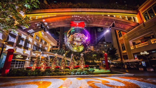 Kemewahan perayaan Natal yang glamor ada di Lee Tung Avenue (LTA). Di sini ada bola disko terbesar di Asia dengan tinggi 7 meter dan tertutup lebih dari 2.000 keping cermin. Di Malam Natal dan Tahun Baru, ada pertunjukan Let It Snow, dengan efek salju saat langit menjadi gelap. (dok. HKTB)