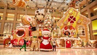 Di Mrs Claus Bakery, LANDMARK yang sangat lezat, ada rumah roti jahe raksasa, pesawat terbang terapung, dan balon udara, bersama dengan teman-teman hewan lucu yang bisa kamu ajak berfoto. Cute! (dok. HKTB)