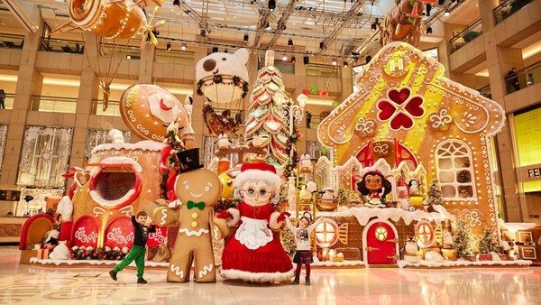 Di Mrs Claus Bakery, LANDMARK yang sangat lezat, ada rumah roti jahe raksasa, pesawat terbang terapung, dan balon udara, bersama dengan teman-teman hewan lucu yang bisa kamu ajak berfoto. Cute! (dok. HKTB)
