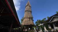 Petugas gereja menyusun potongan bambu saat membuat pohon Natal di Kapel Stepanus Bunder, Bandungan, Jatinom, Klaten, Jawa Tengah, Rabu (21/12/2022). Umat Katolik setempat memanfaatkan bahan dasar bambu untuk membuat pohon Natal 2022 setinggi 12 meter sebagai identitas masyarakat setempat yang sebagaian besar merupakan perajin bambu. ANTARA FOTO/Aloysius Jarot Nugroho  