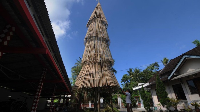 Petugas gereja menyusun potongan bambu saat membuat pohon Natal di Kapel Stepanus Bunder, Bandungan, Jatinom, Klaten, Jawa Tengah, Rabu (21/12/2022). Umat Katolik setempat memanfaatkan bahan dasar bambu untuk membuat pohon Natal 2022 setinggi 12 meter sebagai identitas masyarakat setempat yang sebagaian besar merupakan perajin bambu. ANTARA FOTO/Aloysius Jarot Nugroho/foc.