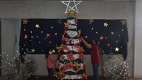 Sejumlah Umat Kristiani menyelesaikan pembuatan pohon Natal menggunakan kain sisa bahan di Gereja Katolik Paroki Santa Clara, Bekasi, Jawa Barat, Selasa (20/12/2022). ANTARA FOTO/Fakhri Hermansyah  