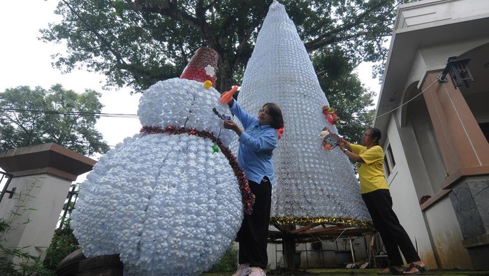 Petugas gereja memasang ornamen pohon dan boneka Natal berbahan botol plastik bekas di Gereja Katolik Santo Paulus Miki, Salatiga, Jawa Tengah, Kamis (22/12/2022). Umat Katolik setempat memanfaatkan botol air mineral plastik bekas untuk membuat ornamen pohon dan boneka Natal 2022 yang bertujuan untuk membangun kepekaan dan kepedulian masyarakat dengan memanfaatkan barang bekas sebagai gerakan peduli lingkungan. ANTARA FOTO/Aloysius Jarot Nugroho/nym.