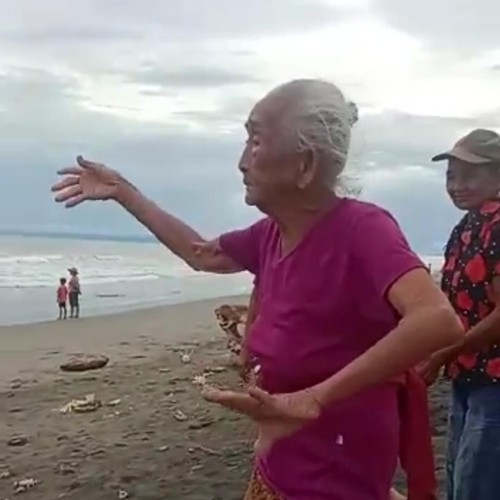 Ni Ketut Nepa atau Dadong Barak ketika menari di pantai beberapa hari sebelum tutup usia.