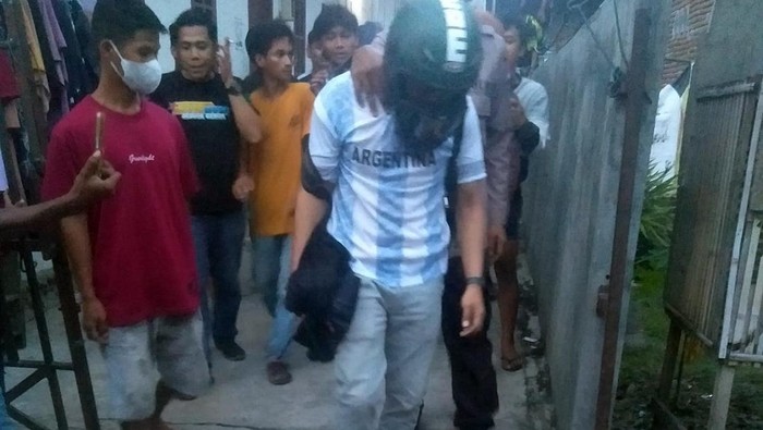 Pasangan selingkuh di Polman, Sulbar diamankan polisi lantaran nyaris diamuk warga yang mendapati keduanya berduaan dalam kamar kos.