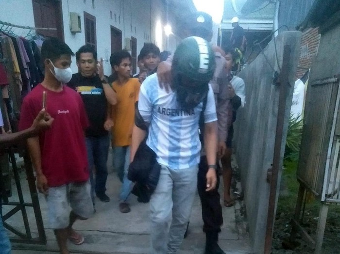 Pasangan selingkuh di Polman, Sulbar diamankan polisi lantaran nyaris diamuk warga yang mendapati keduanya berduaan dalam kamar kos.