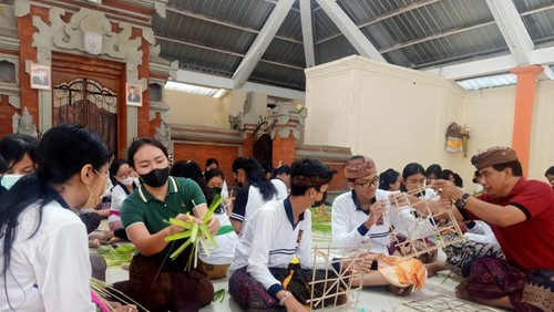 Siswa siswi kelas X ketika tengah mengikuti kegiatan pasraman kilat pada Kamis (22/12/2022) di SMAN 1 Denpasar, Jalan Kamboja No 4 Denpasar, Bali.